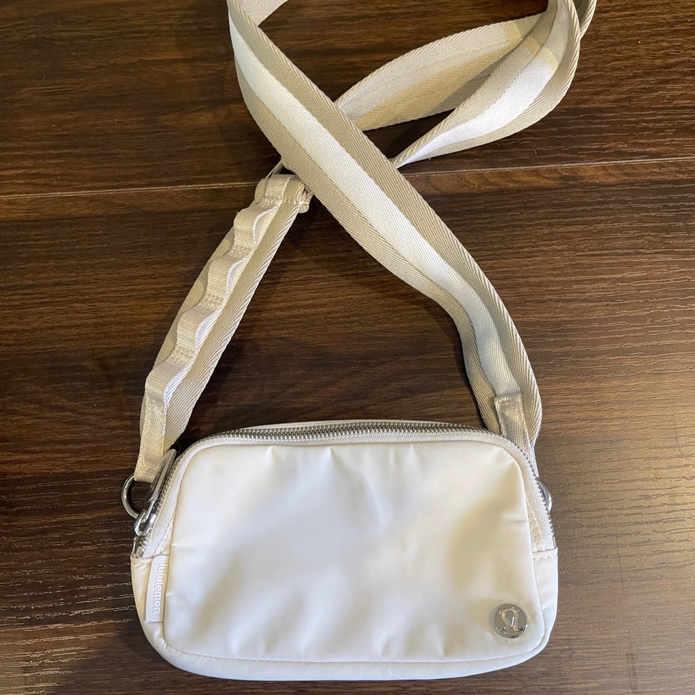 Lululemon everywhere crossbody bag in white